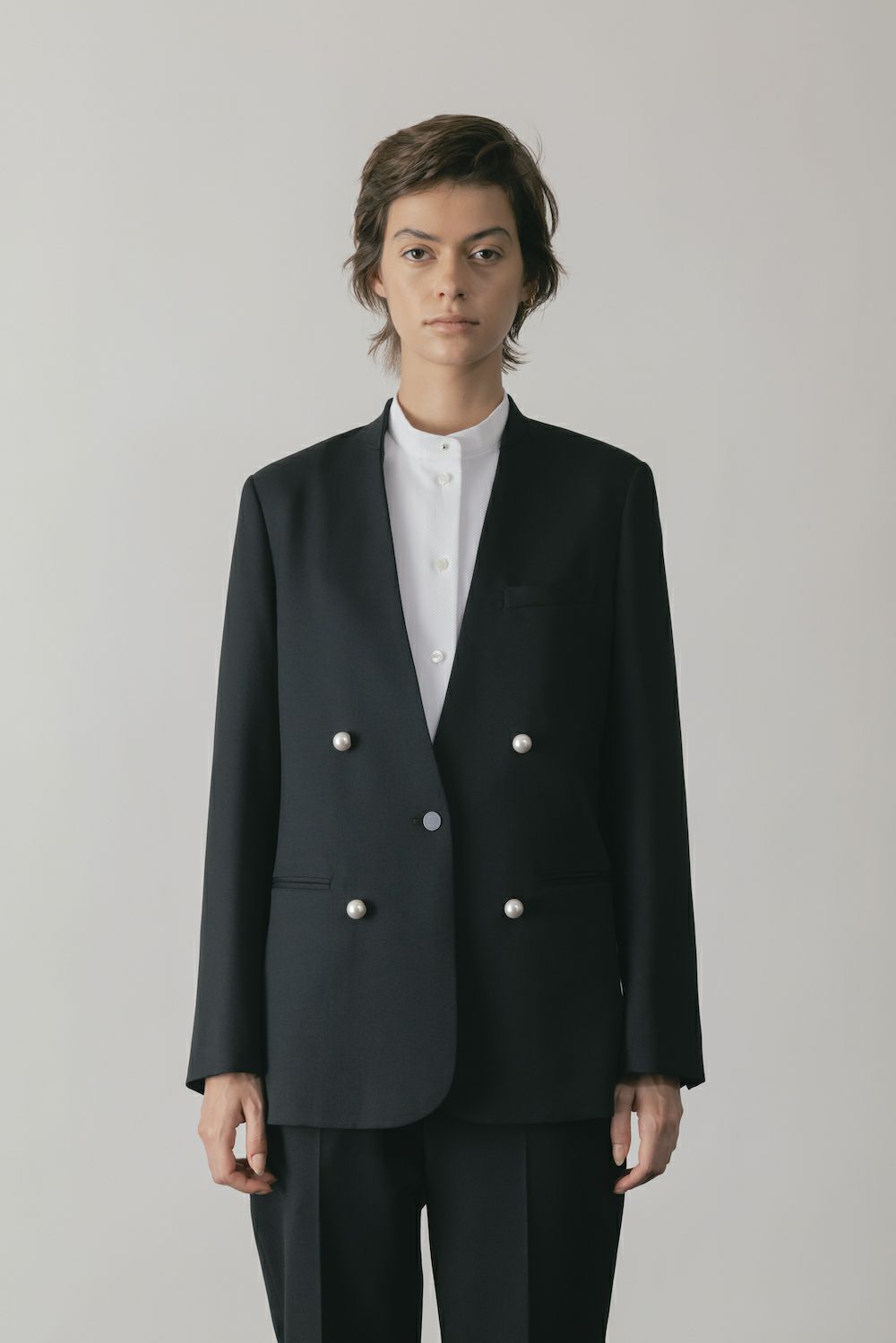 NO COLLAR JACKET[ブラック×パールボタン] | CINOH